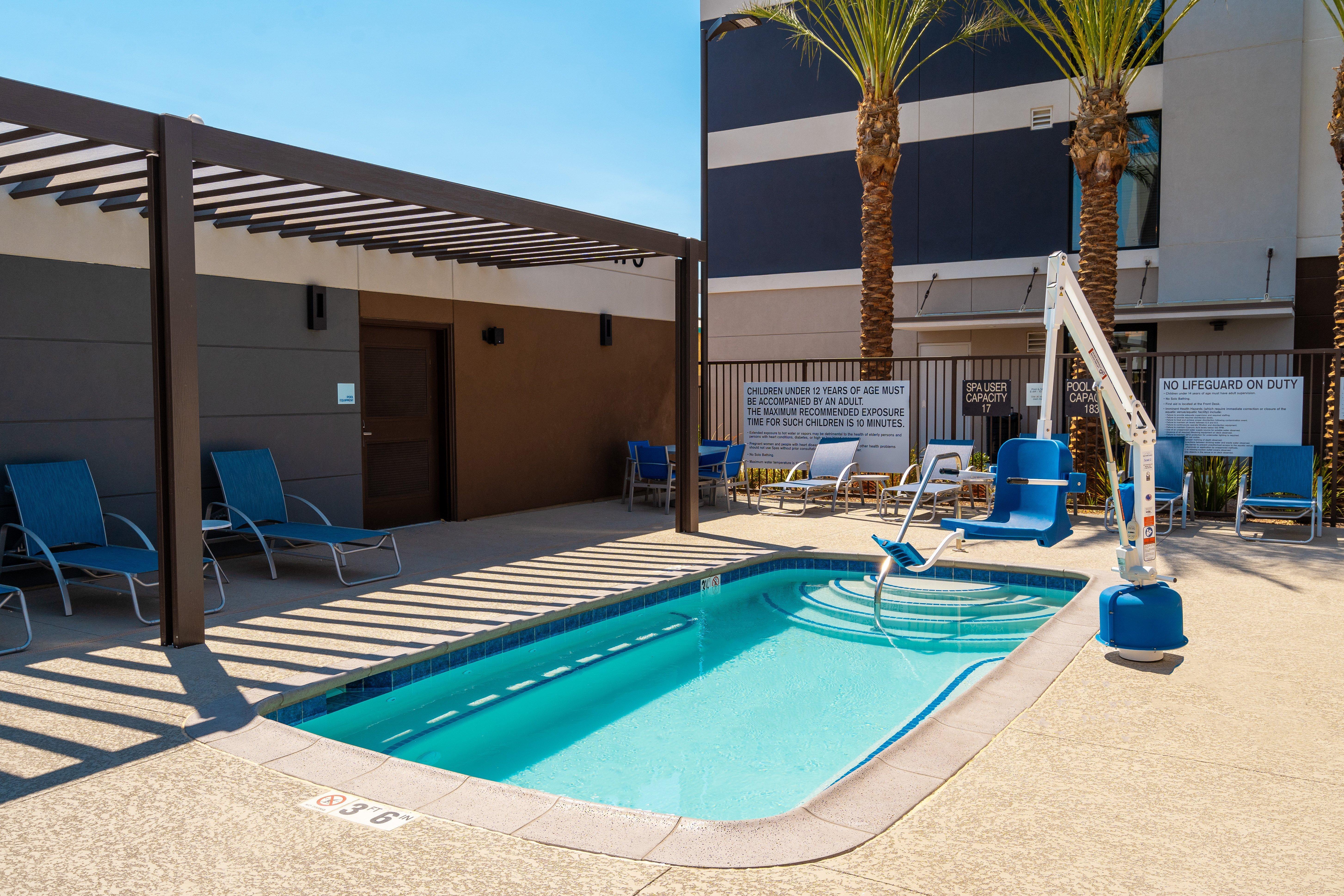 Holiday Inn Express & Suites - Las Vegas - E Tropicana By Ihg Exterior foto